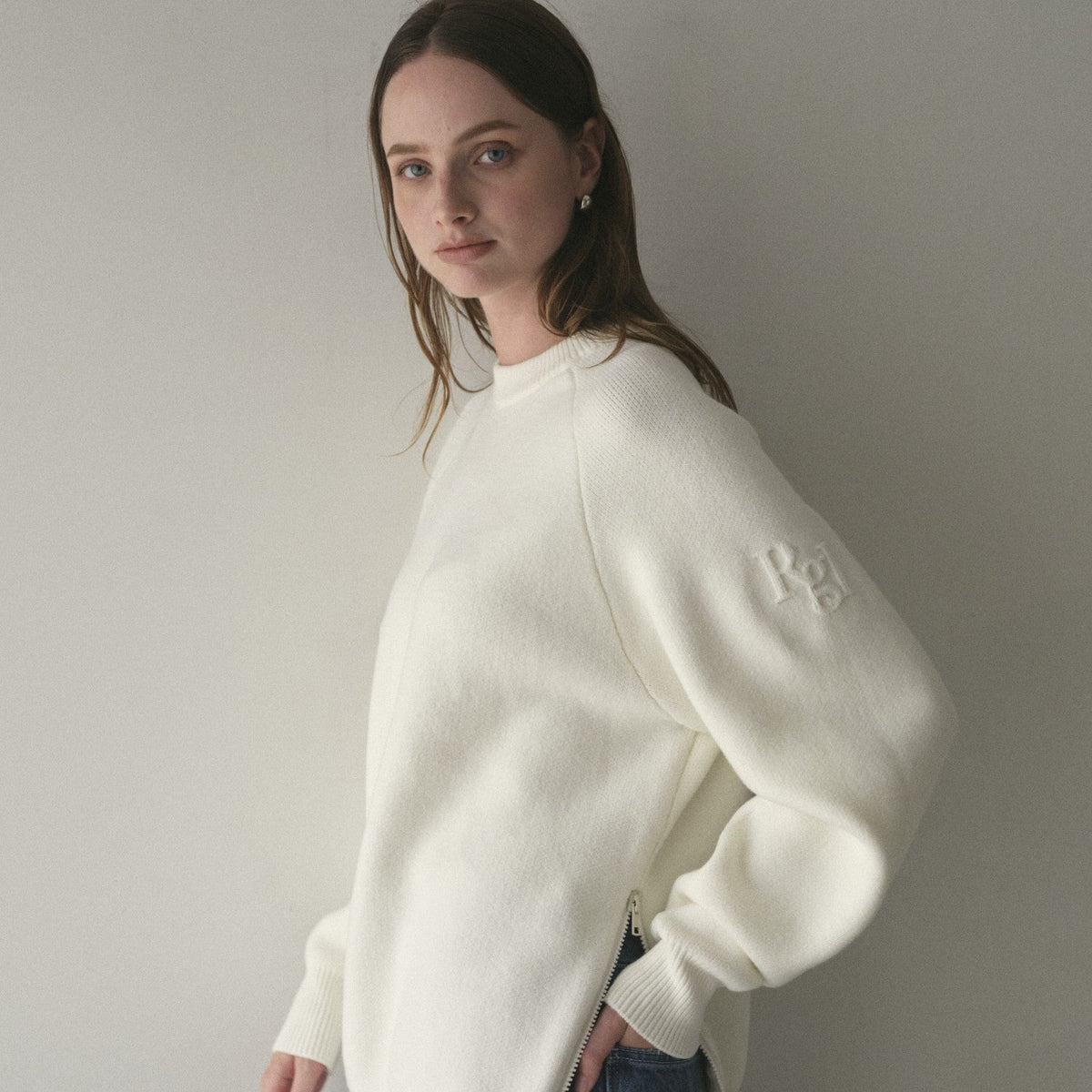 regleam ホワイト エンボスロゴニット 10月29日(水)12時より人気のニットが受注予約開始 – regleam