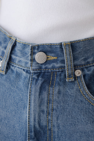 STRAIGHT DENIM