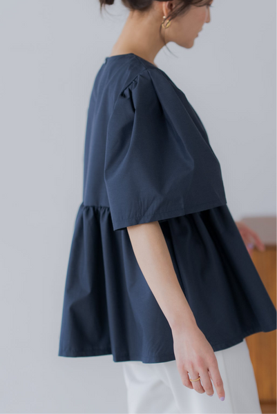 【6月16日(月)20:00〜 再販開始】ぺプラムギャザーブラウス｜PEPLUM GATHERED BLOUSE