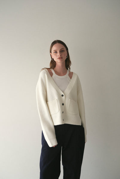 【11月12日(水)20:00〜 販売開始】Vネックボタンカーディガン｜V-NECK BUTTON CARDIGAN