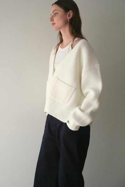 【11月12日(水)20:00〜 販売開始】Vネックボタンカーディガン｜V-NECK BUTTON CARDIGAN