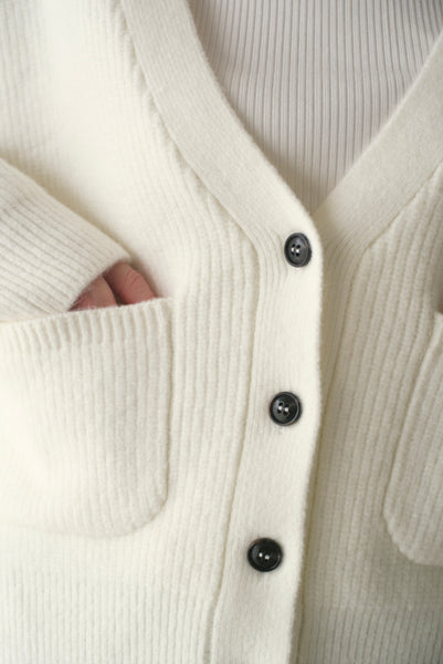 【11月12日(水)20:00〜 販売開始】Vネックボタンカーディガン｜V-NECK BUTTON CARDIGAN