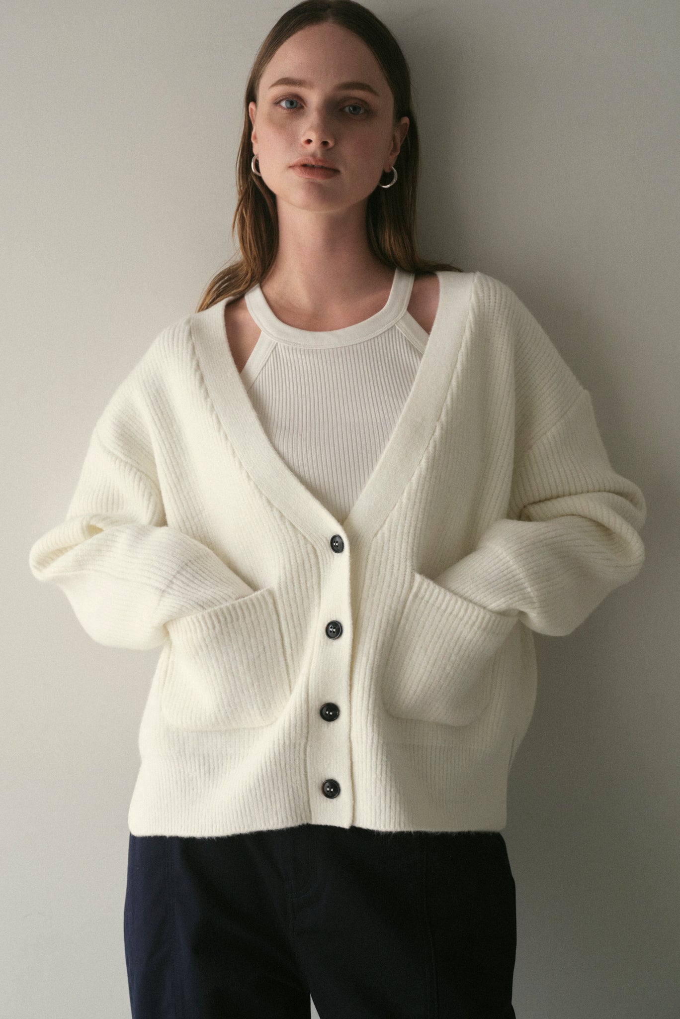 【11月12日(水)20:00〜 販売開始】Vネックボタンカーディガン｜V-NECK BUTTON CARDIGAN