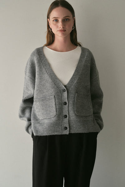 【11月12日(水)20:00〜 販売開始】Vネックボタンカーディガン｜V-NECK BUTTON CARDIGAN