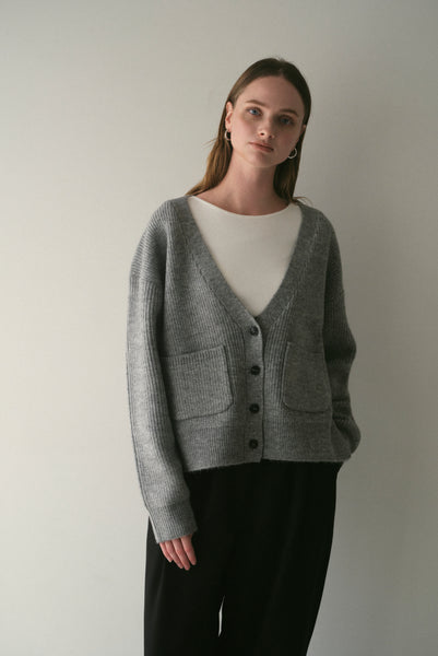 【11月12日(水)20:00〜 販売開始】Vネックボタンカーディガン｜V-NECK BUTTON CARDIGAN
