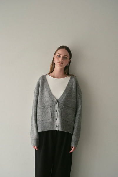 【11月12日(水)20:00〜 販売開始】Vネックボタンカーディガン｜V-NECK BUTTON CARDIGAN