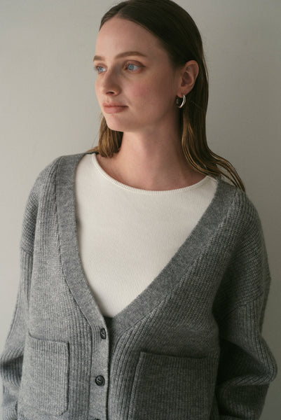 【11月12日(水)20:00〜 販売開始】Vネックボタンカーディガン｜V-NECK BUTTON CARDIGAN