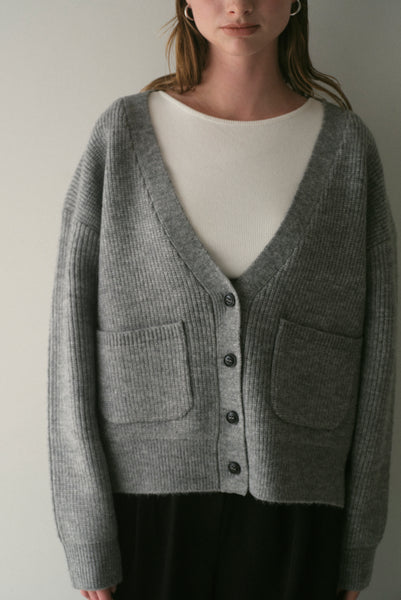 【11月12日(水)20:00〜 販売開始】Vネックボタンカーディガン｜V-NECK BUTTON CARDIGAN