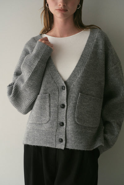 【11月12日(水)20:00〜 販売開始】Vネックボタンカーディガン｜V-NECK BUTTON CARDIGAN