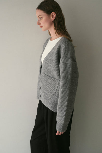 【11月12日(水)20:00〜 販売開始】Vネックボタンカーディガン｜V-NECK BUTTON CARDIGAN