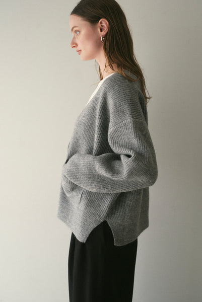 【11月12日(水)20:00〜 販売開始】Vネックボタンカーディガン｜V-NECK BUTTON CARDIGAN