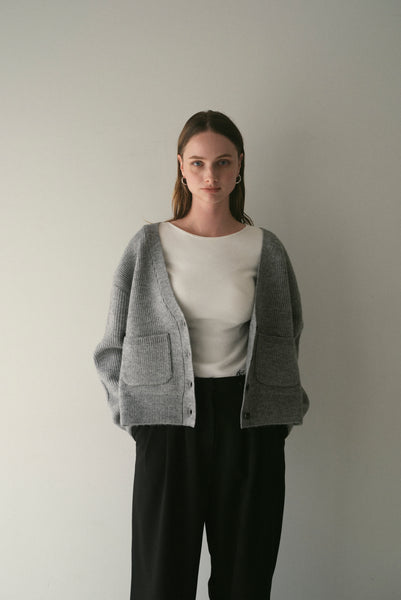 【11月12日(水)20:00〜 販売開始】Vネックボタンカーディガン｜V-NECK BUTTON CARDIGAN