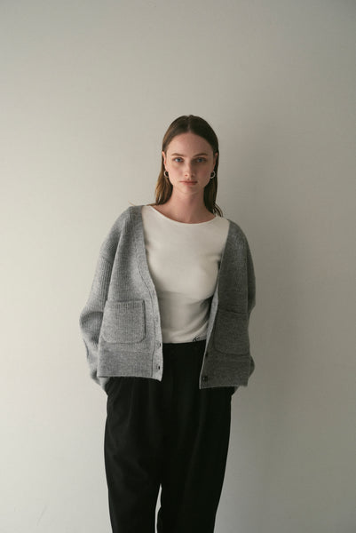 【11月12日(水)20:00〜 販売開始】Vネックボタンカーディガン｜V-NECK BUTTON CARDIGAN