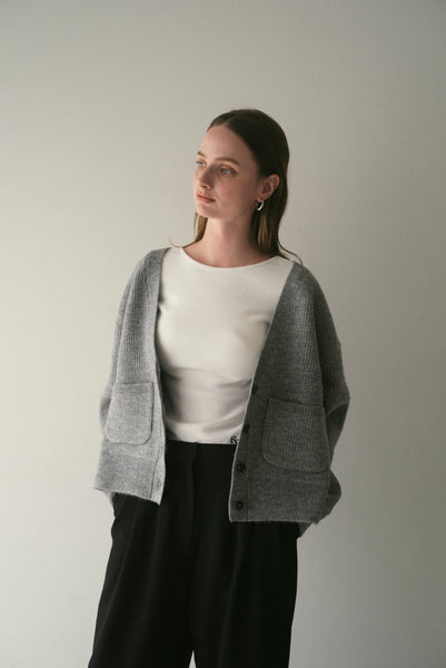 【11月12日(水)20:00〜 販売開始】Vネックボタンカーディガン｜V-NECK BUTTON CARDIGAN