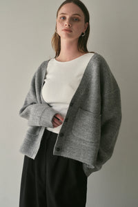 グレー Vネック ボタンカーディガン Vネックボタンカーディガン｜V-NECK BUTTON CARDIGANの通販｜regleam