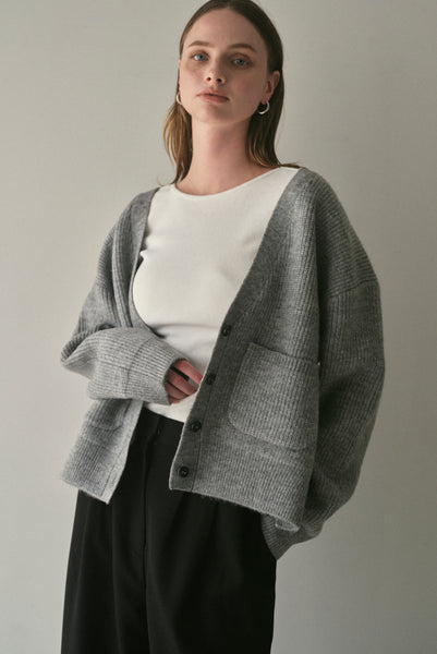 【11月12日(水)20:00〜 販売開始】Vネックボタンカーディガン｜V-NECK BUTTON CARDIGAN