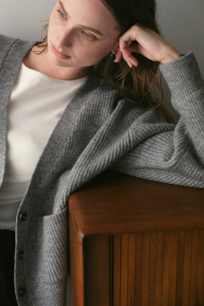 【11月12日(水)20:00〜 販売開始】Vネックボタンカーディガン｜V-NECK BUTTON CARDIGAN