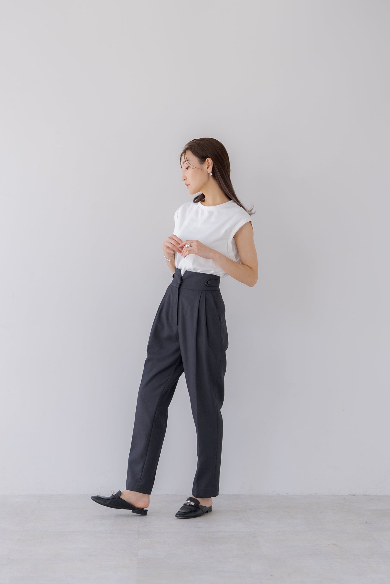 【関税込み】TOTEME ブラック テーパードパンツ TOTEMEのブラック テーパードパンツがセール中