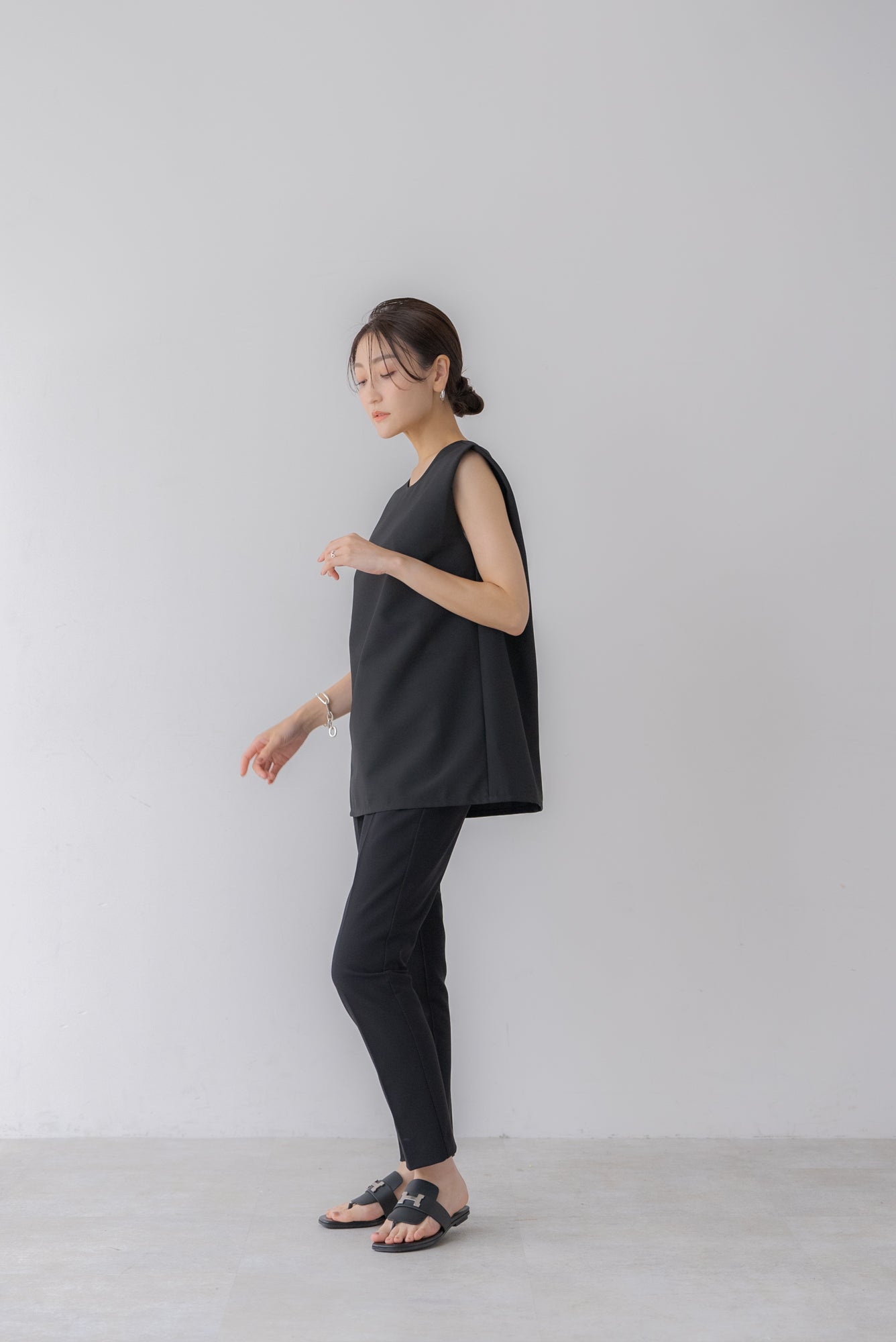バックデザインノースリトップス｜BACK DESIGN NO SLEEVE TOPSの