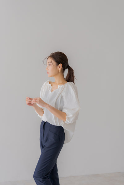 ギャザーリングキーネックブラウス｜GATHERING KEYNECK BLOUSE