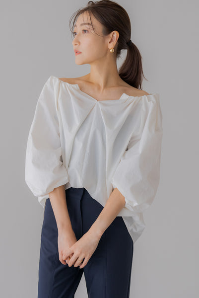 ギャザーリングキーネックブラウス｜GATHERING KEYNECK BLOUSE