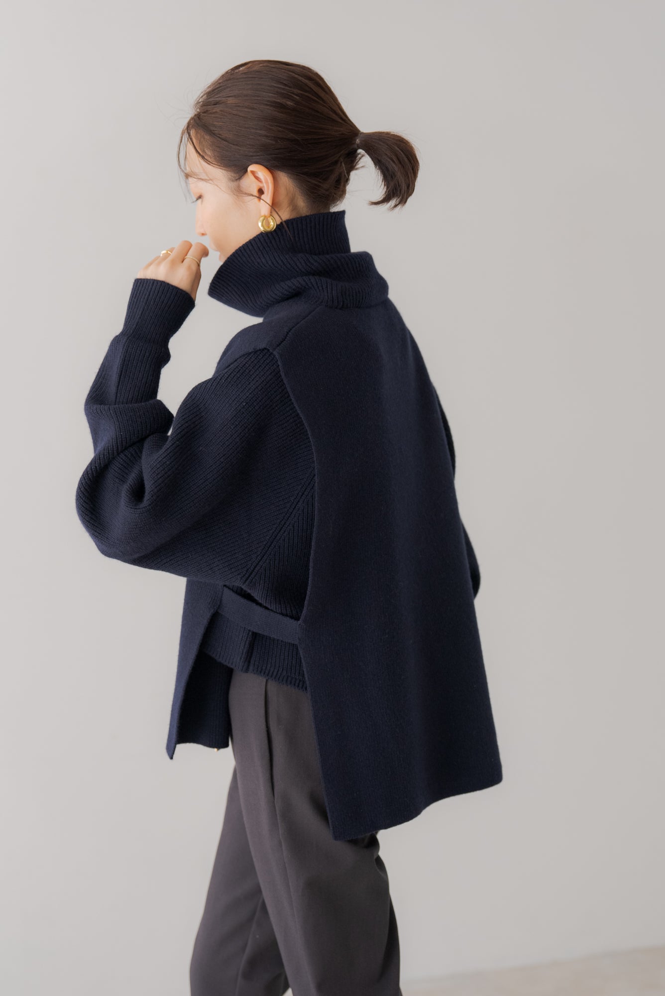 ハイネックベストレイヤードニット｜HIGH NECK VEST LAYERED