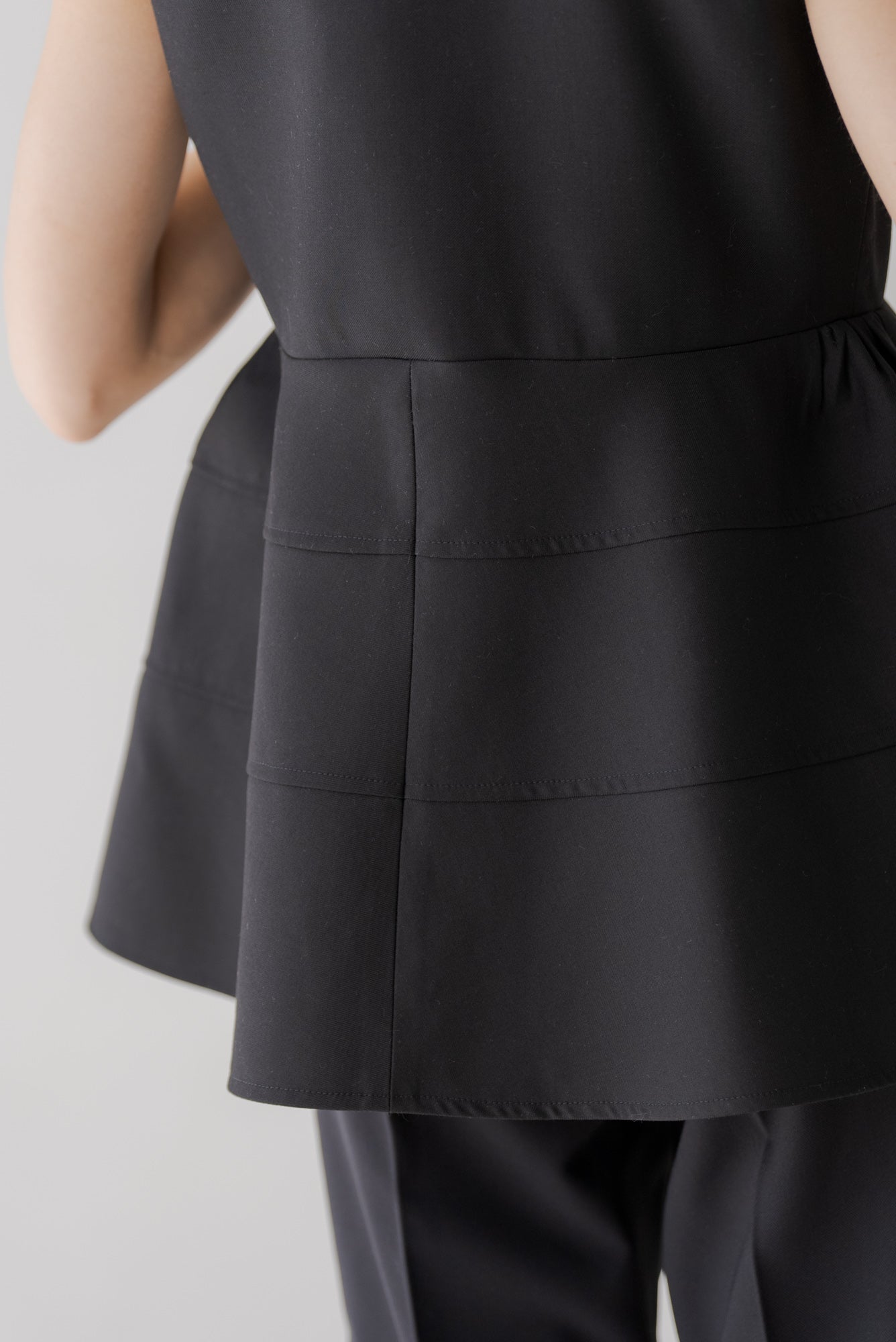 ぺプラム切り替えベスト|PEPLUM SWITCHING VESTの通販|regleam ぺプラム切り替えベスト|PEPLUM SWITCHING VESTの通販|regleam