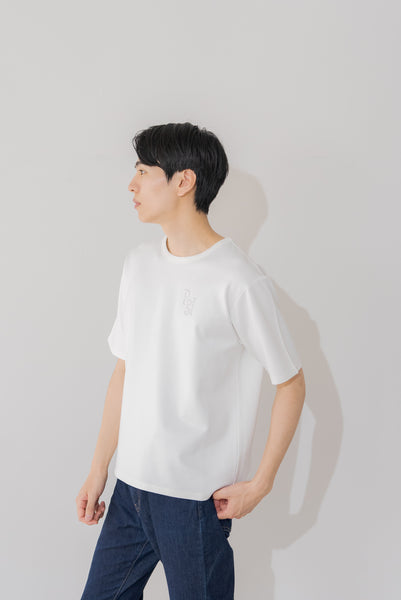 ユニセックスエンボスロゴTシャツ｜UNISEX EMBOSS TEE