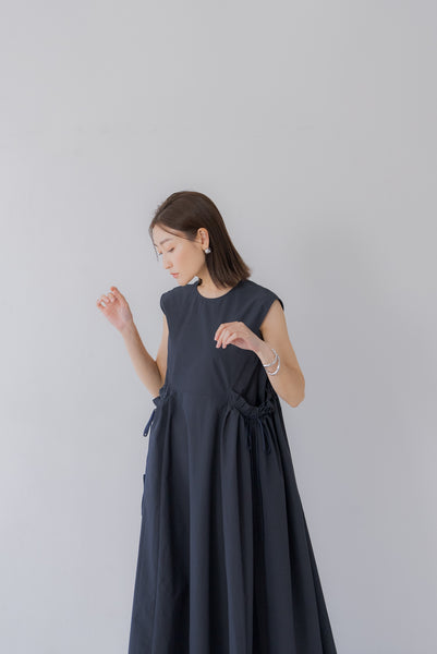 【5月15日(水)20:00〜 販売開始】ギャザーポケットワンピース｜GATHERED POCKET DRESS