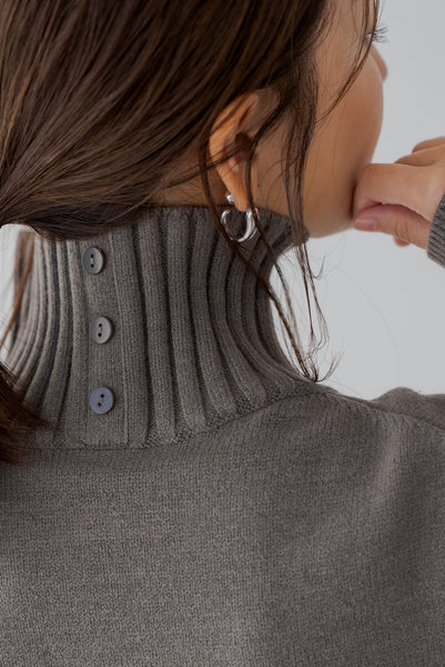 【1月10日(金)20:00〜 再販予約開始】ハイネックボタンニット｜HIGH NECK BUTTON KNIT