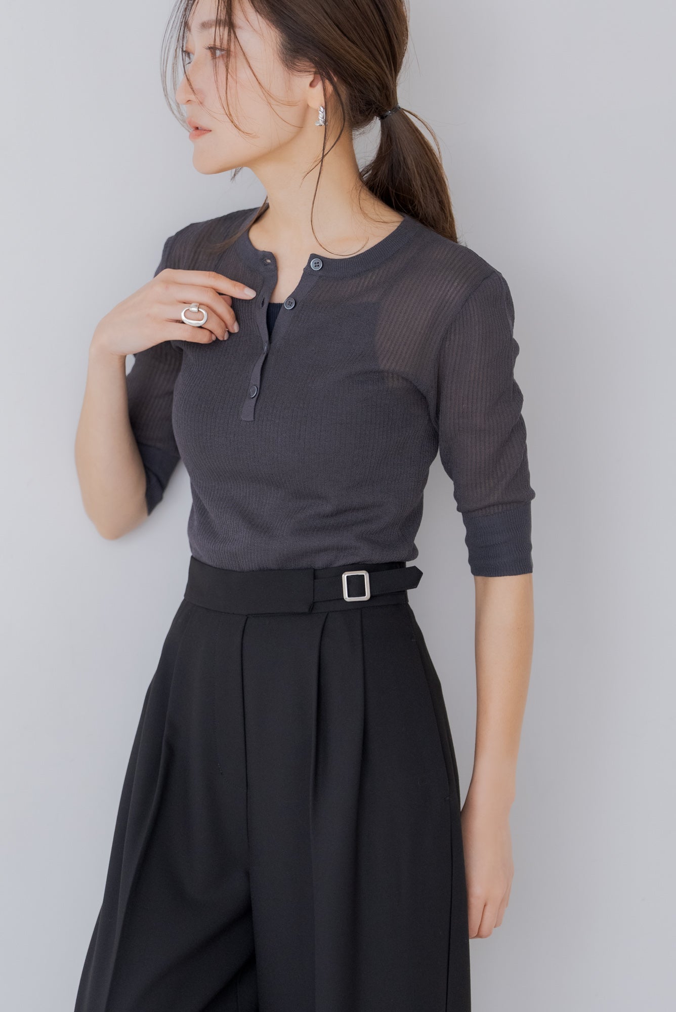 【5月12日(月)20:00〜 販売開始】五分袖ヘンリーシアーニット｜HALF SLEEVE HENLEY SHEER KNIT