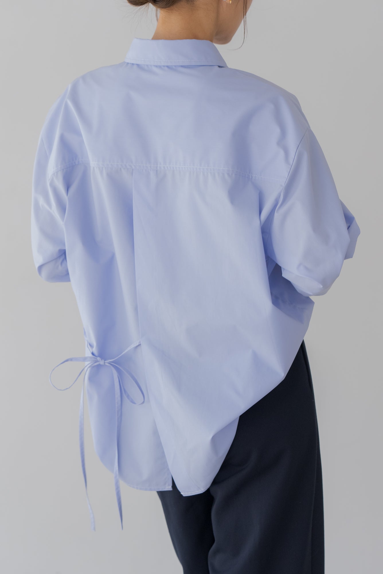 新品タグ付）regleam／バックリボンシャツBACK RIBBON SHIRT バックリボンブラウス｜BACK RIBBON BLOUSEの通販｜regleam