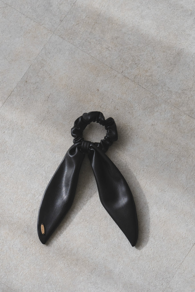 レザーリボンシュシュ｜LEATHER RIBBON SCRUNCHIEの通販｜regleam