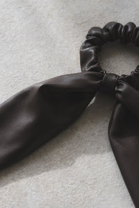 レザーリボンシュシュ｜LEATHER RIBBON SCRUNCHIEの通販｜regleam