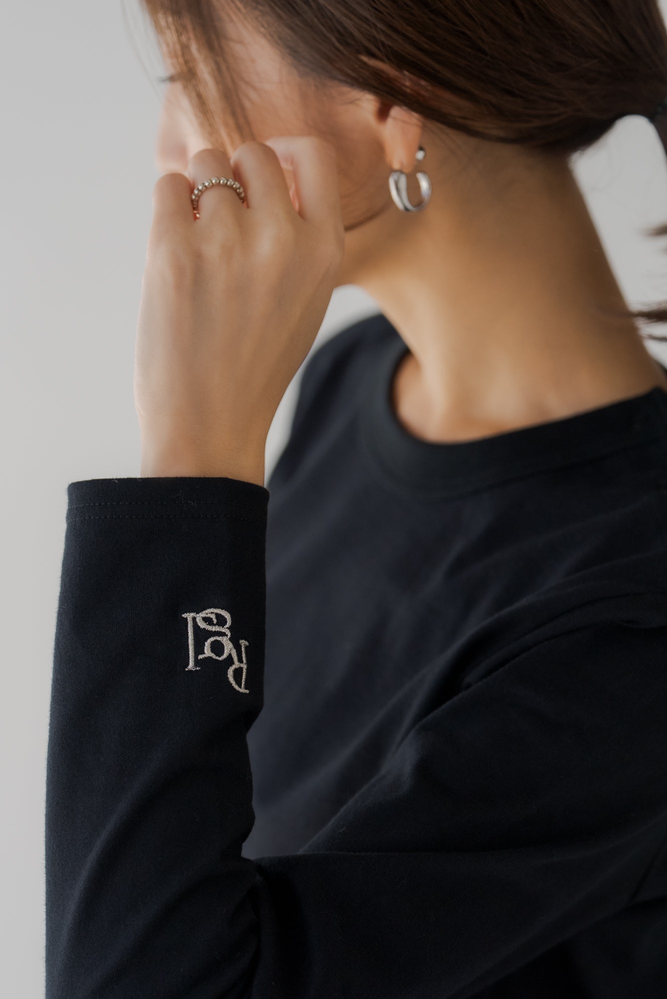 新品regleam ロゴ ロングTシャツ　ホワイト×刺繍チャコール 新品regleam ロゴ ロングTシャツ ホワイト×刺繍チャコール RgL