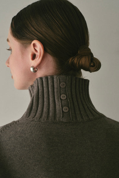 【12月9日(火)20:00〜 販売開始】ハイネックボタンニット｜HIGH-NECK BUTTON KNIT