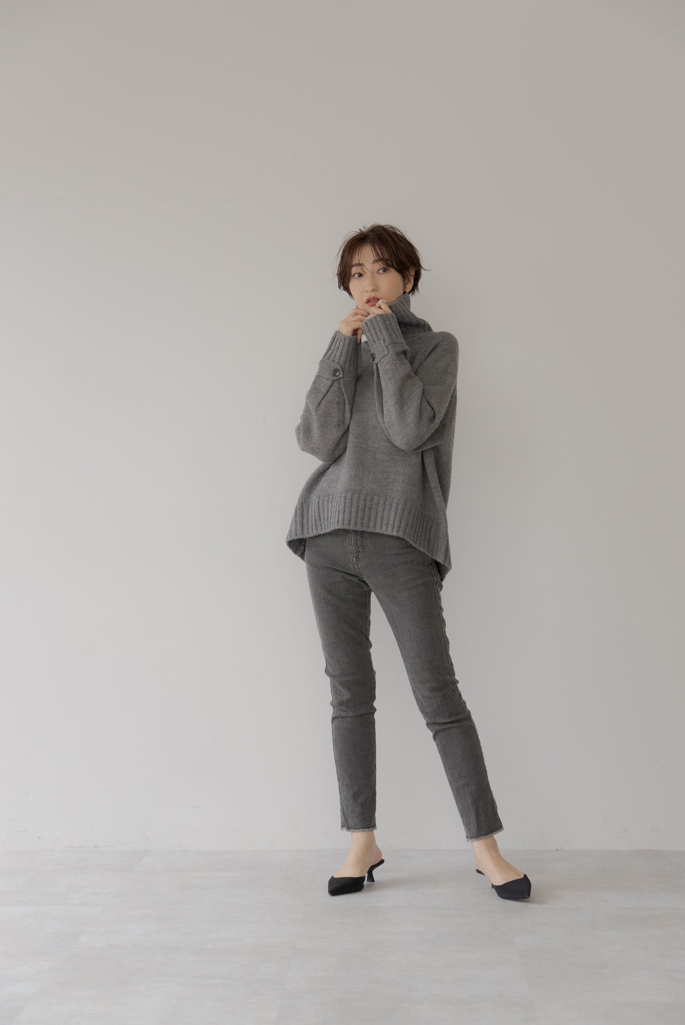 フラップボタン付き ハイネックニット｜FLAP BUTTON HIGH NECK KNITの