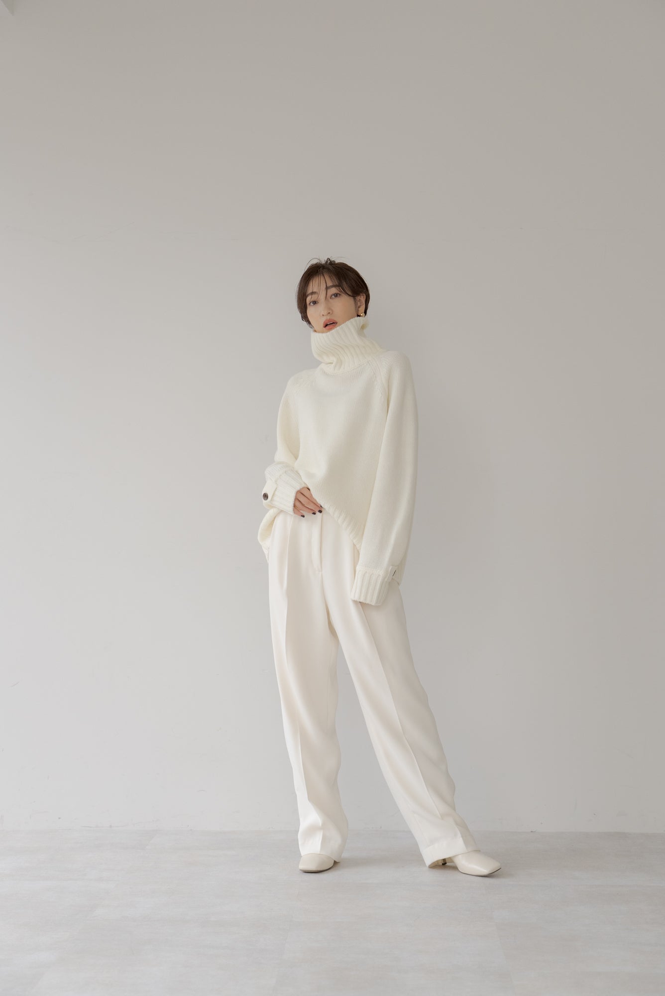フラップボタン付き ハイネックニット｜FLAP BUTTON HIGH NECK