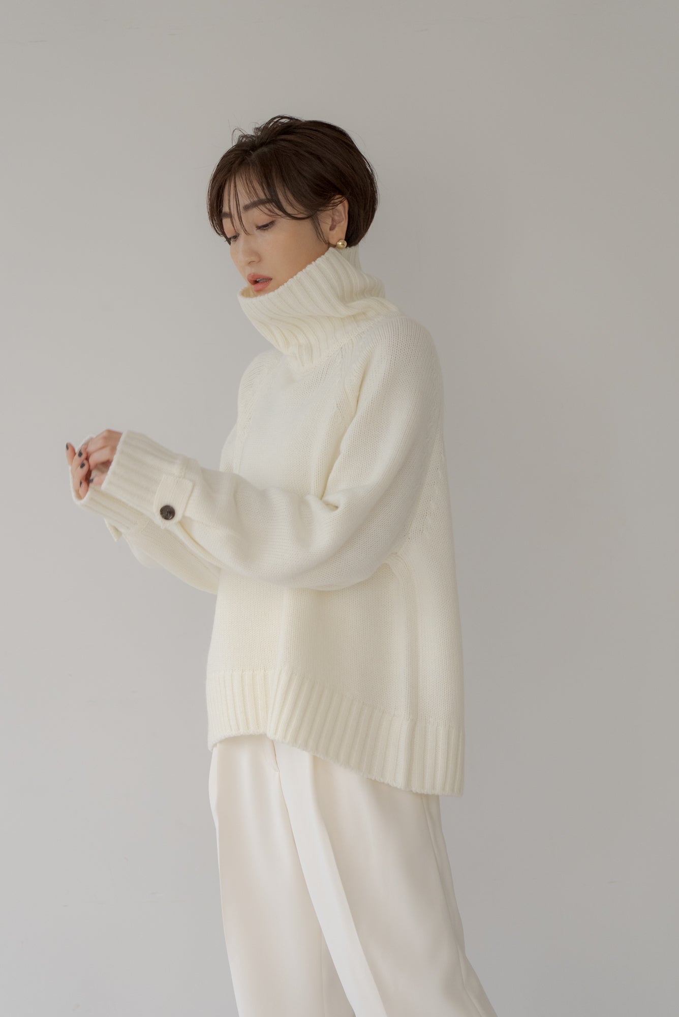 フラップボタン付き ハイネックニット｜FLAP BUTTON HIGH NECK KNITの